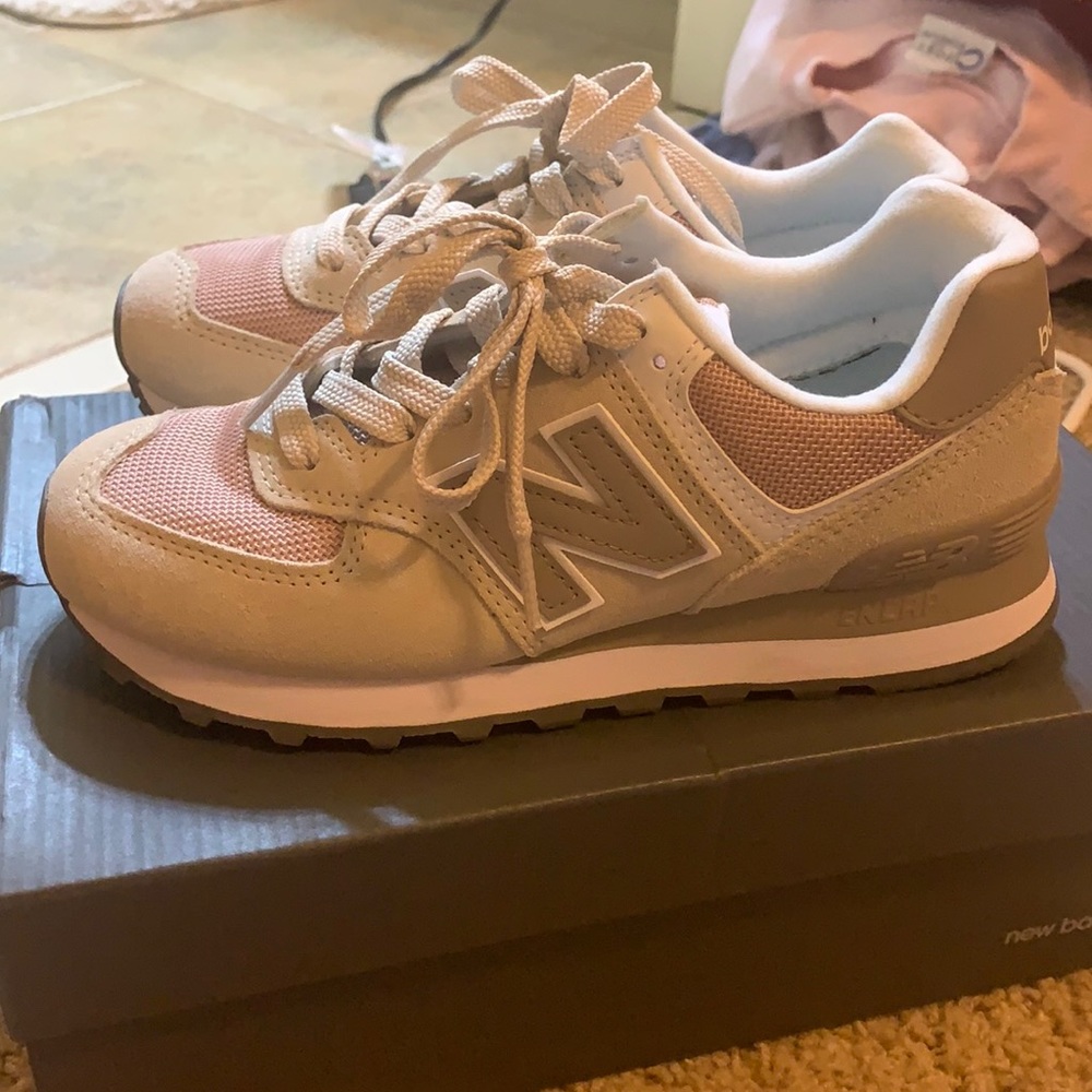Nude/pink New Balance 574